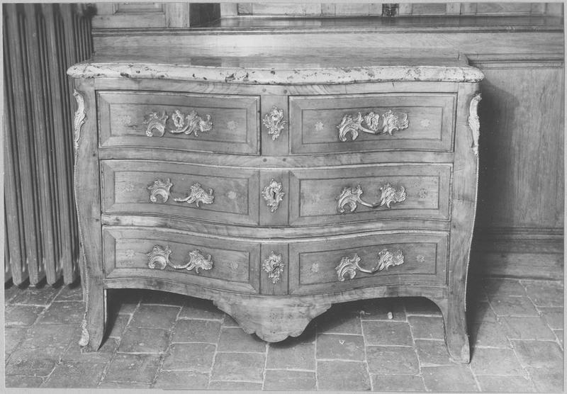 commode (style Louis XV), vue générale - © Ministère de la Culture (France), Médiathèque du patrimoine et de la photographie (objets mobiliers), tous droits réservés