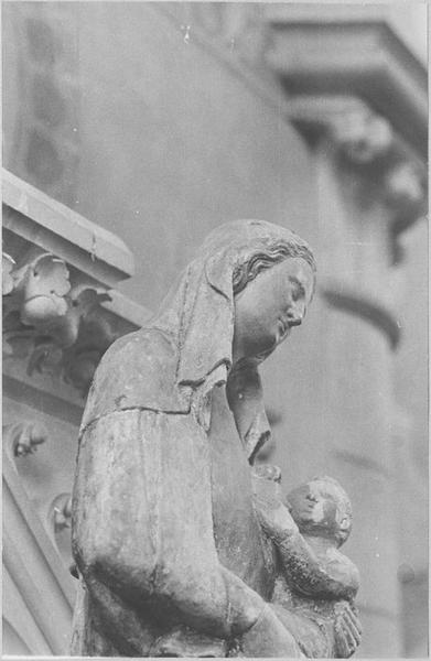 statue : Vierge à l'Enfant, vue partielle