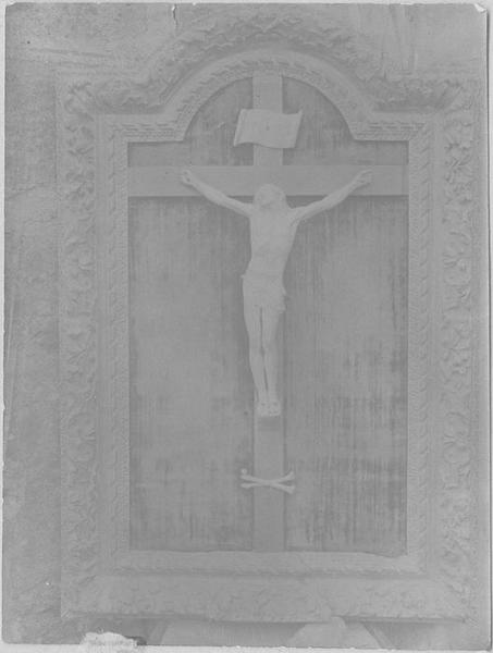 statue : Christ en croix, vue générale