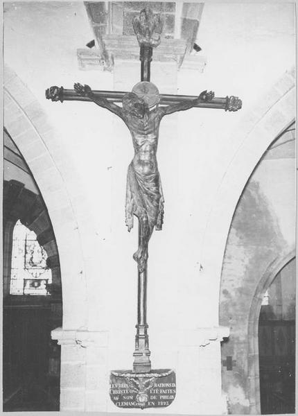 statue : Christ en croix, vue générale