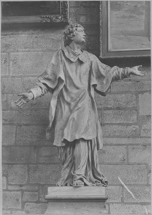 statue : saint Etienne, vue générale