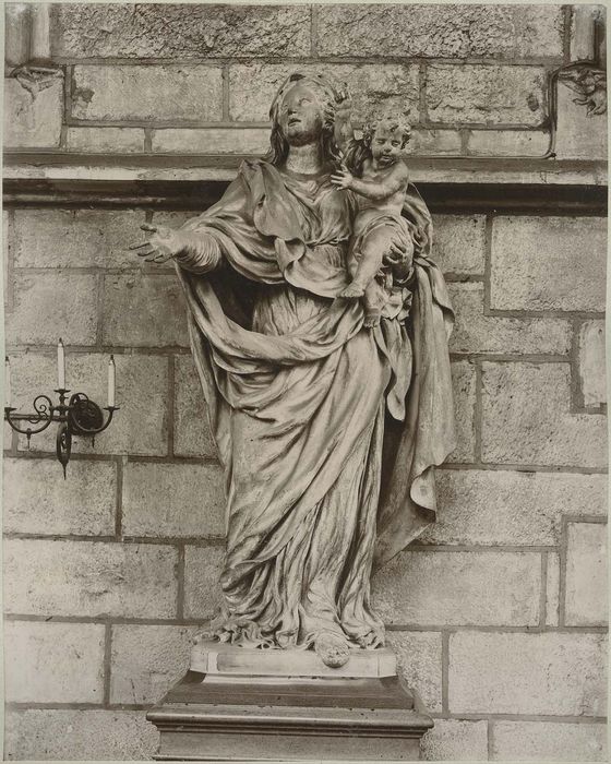 statue : Vierge à l'enfant, vue générale - © Ministère de la Culture (France), Médiathèque du patrimoine et de la photographie, diffusion RMN-GP