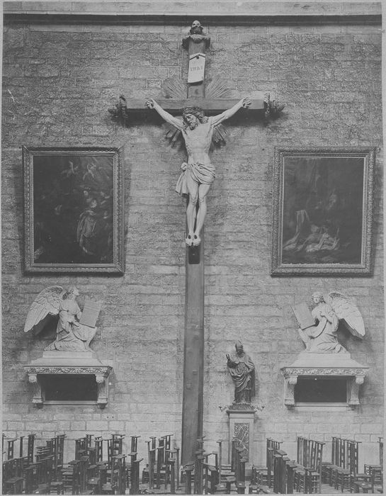 statue : Christ en croix, vue générale