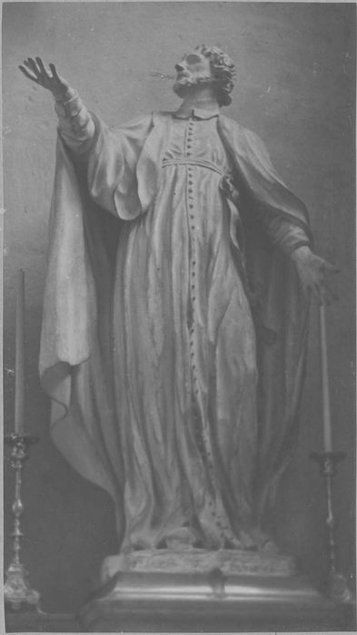 statue : saint Yves, vue générale