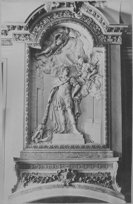 bas-relief : Louis XIV terrassant l'hérésie, vue générale - © Ministère de la Culture (France), Médiathèque du patrimoine et de la photographie, diffusion RMN-GP