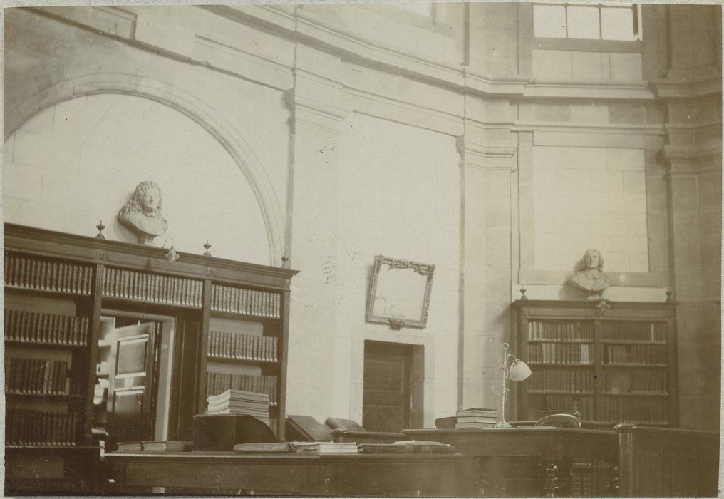 bustes de Noël Bouton de Chamilly et de Bossuet (?), vue générale - © Ministère de la Culture (France), Médiathèque du patrimoine et de la photographie, diffusion RMN-GP