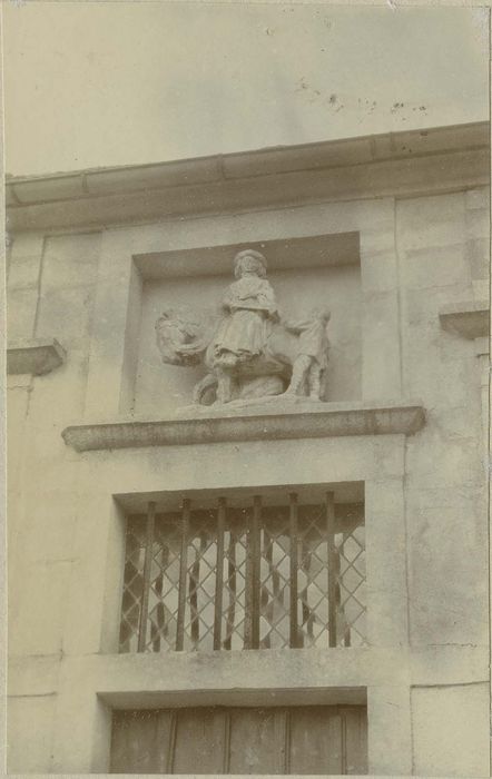 groupe sculpté : la Charité de saint Martin, vue générale