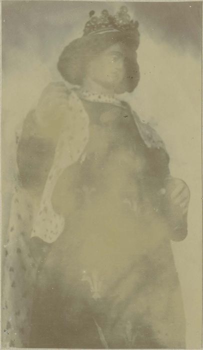 statue : saint Louis, vue partielle