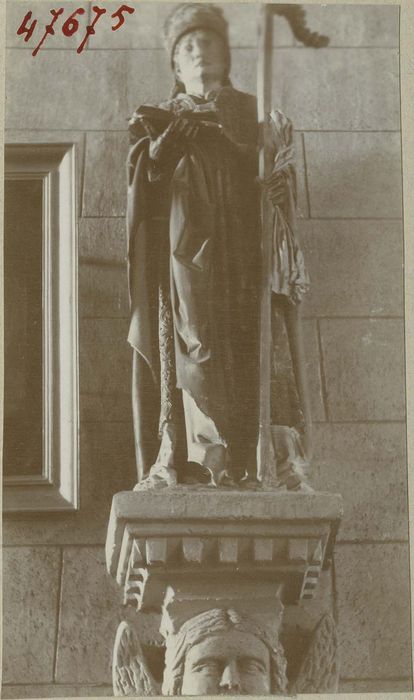 Statue : un saint évêque