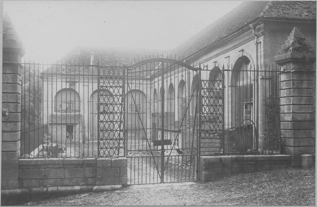 portail des anciennes remises, vue générale - © Ministère de la Culture (France), Médiathèque du patrimoine et de la photographie, diffusion RMN-GP