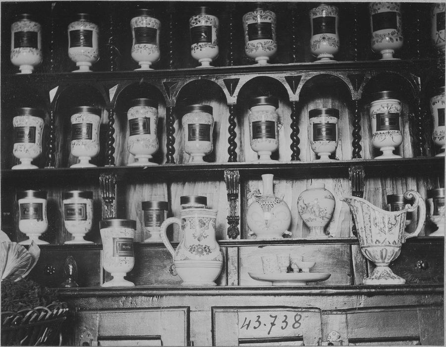 pots à pharmacie, vue partielle