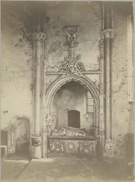 Tombeau : gisants de Jean de Longvy et Jeanne de Vienne, seigneurs de Pagny