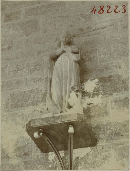 Statue : sainte Marthe ou sainte Marguerite