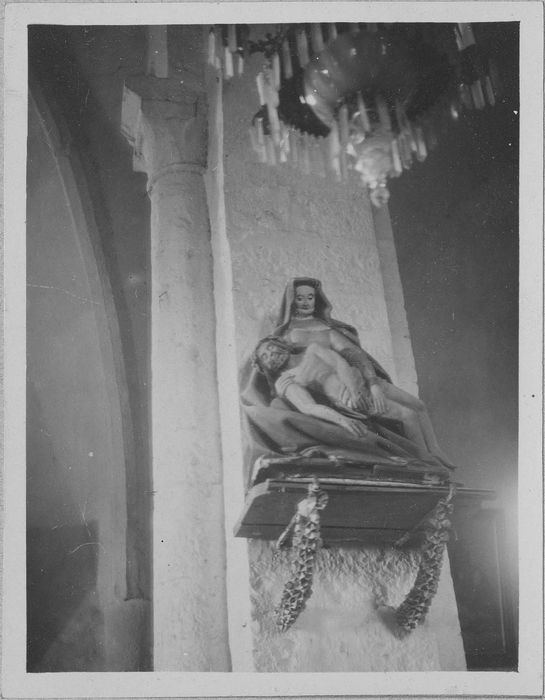 groupe sculpté : Vierge de Pitié, vue générale