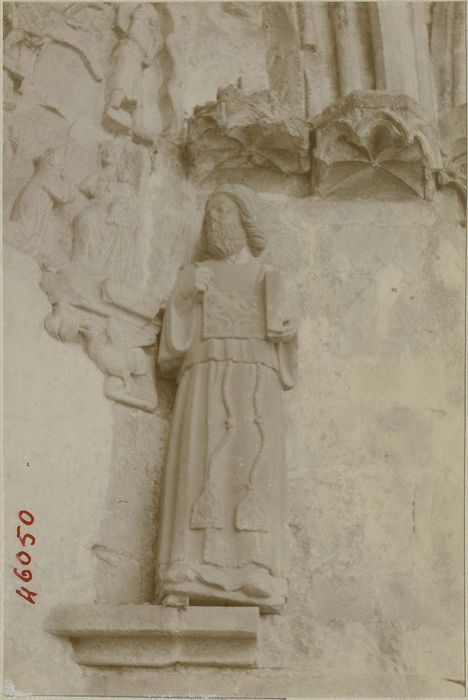 statue : un prêtre, vue générale - © Ministère de la Culture (France), Médiathèque du patrimoine et de la photographie, diffusion RMN-GP