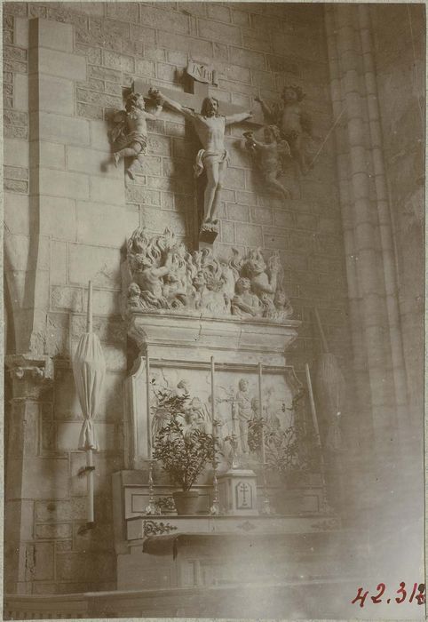 retable et bas-relief : le Christ en croix, les Ames du purgatoire