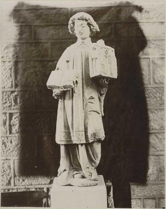 statue : un religieux donateur, vue générale