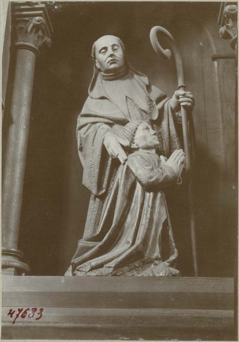 groupe sculpté : un donateur agenouillé près de son saint patron, saint Marcou, vue générale