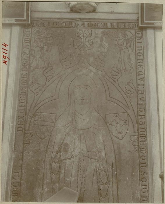 dalle funéraire d'Alix de Thintre, vue partielle