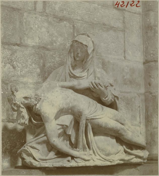 groupe sculpté : Vierge de Pitié, vue générale - © Ministère de la Culture (France), Médiathèque du patrimoine et de la photographie, diffusion RMN-GP