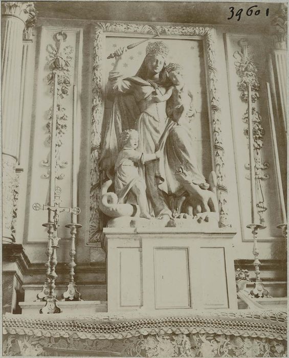 groupe sculpté : saint Michel terrassant le dragon, vue générale