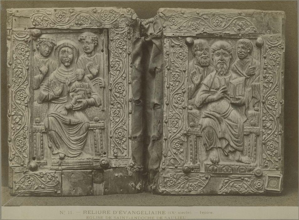 manuscrit : missel de Charlemagne, vue générale de la couverture - © Ministère de la Culture (France), Médiathèque du patrimoine et de la photographie, diffusion RMN-GP