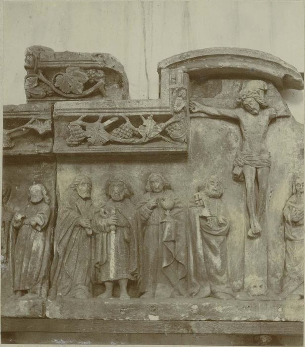 retable : le Christ en croix et les apôtres, vue partielle - © Ministère de la Culture (France), Médiathèque du patrimoine et de la photographie, diffusion RMN-GP