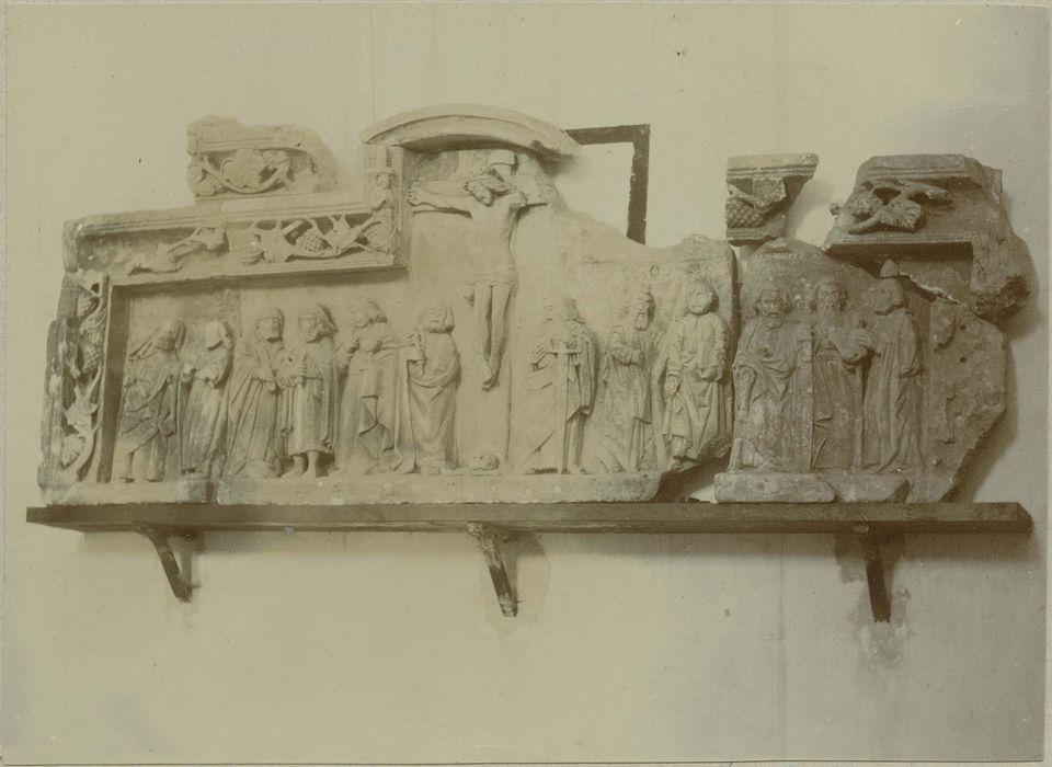 retable : le Christ en croix et les apôtres, vue générale - © Ministère de la Culture (France), Médiathèque du patrimoine et de la photographie, diffusion RMN-GP