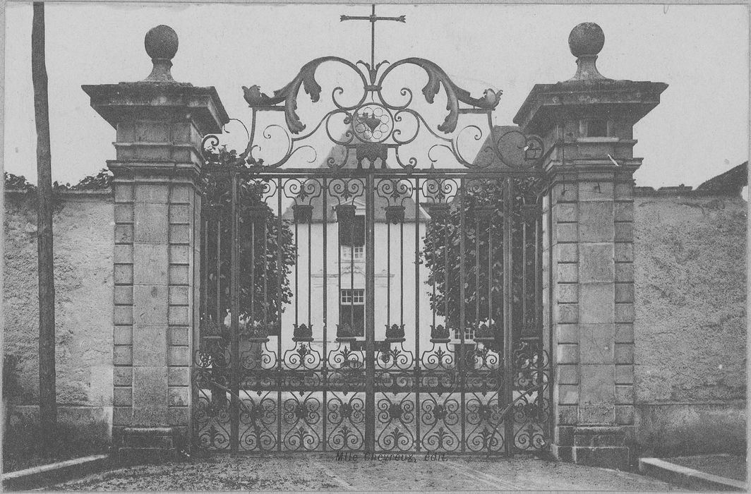 Grille du portail d’accès à la cour, vue générale