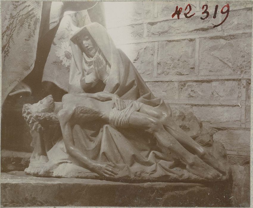 groupe sculpté : Vierge de Pitié, vue générale - © Ministère de la Culture (France), Médiathèque du patrimoine et de la photographie, diffusion RMN-GP