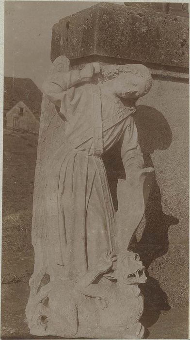 statue : saint Michel terrassant le dragon, vue générale - © Ministère de la Culture (France), Médiathèque du patrimoine et de la photographie, diffusion RMN-GP