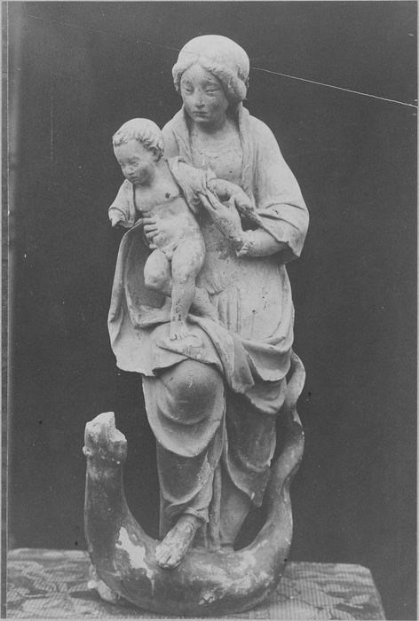 statue : Vierge à l'enfant écrasant de démon, vue générale