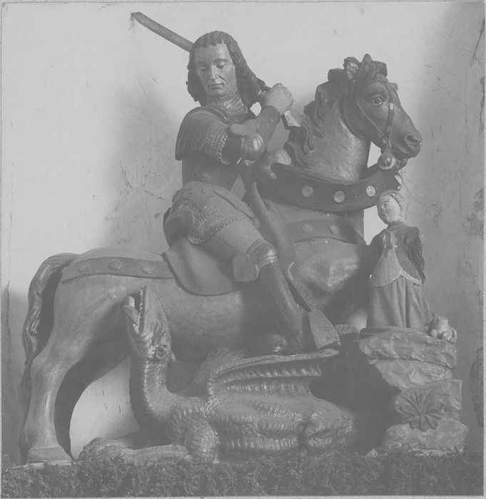 groupe sculpté : saint Georges combattant le dragon, vue générale