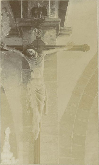 statue : Christ en croix, vue générale