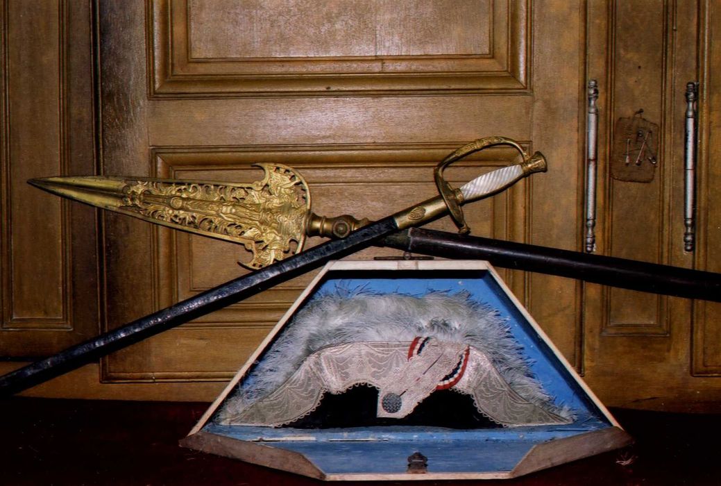 hallebarde de suisse, bicorne, épée de suisse et son foureau - © Ministère de la Culture (France), Médiathèque du patrimoine et de la photographie, diffusion RMN-GP