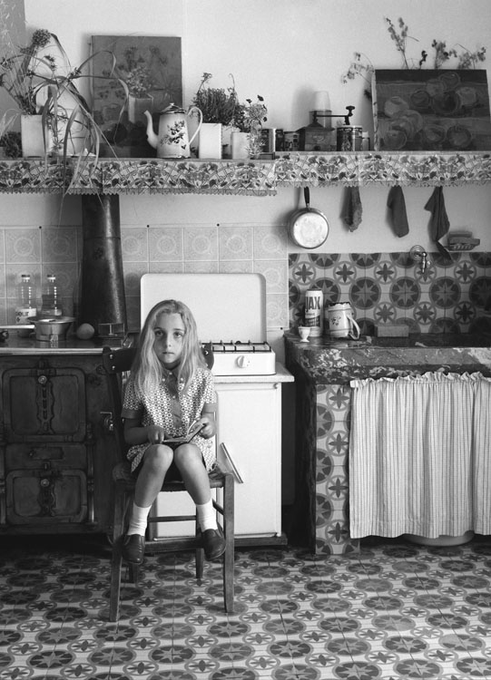 La cuisine, 1970 ou Marie à Olette ; [Sur une chaise]
