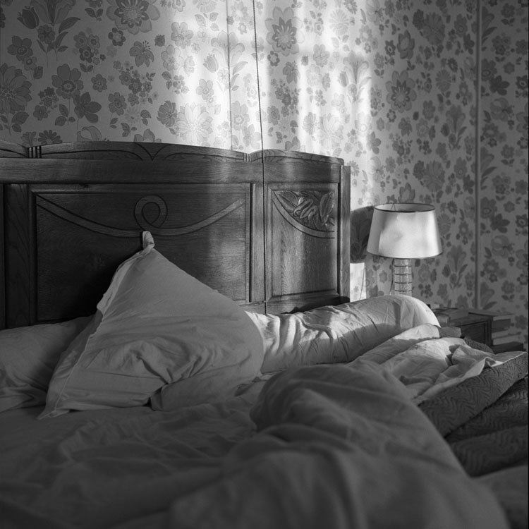 Le matin, 1977 ; [La chambre au papier peint jaune]