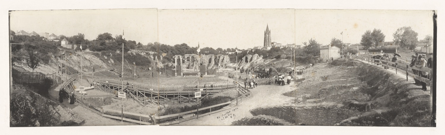 L’amphithéâtre gallo-romain lors de la fête du 24 juillet 1904, à 16h30