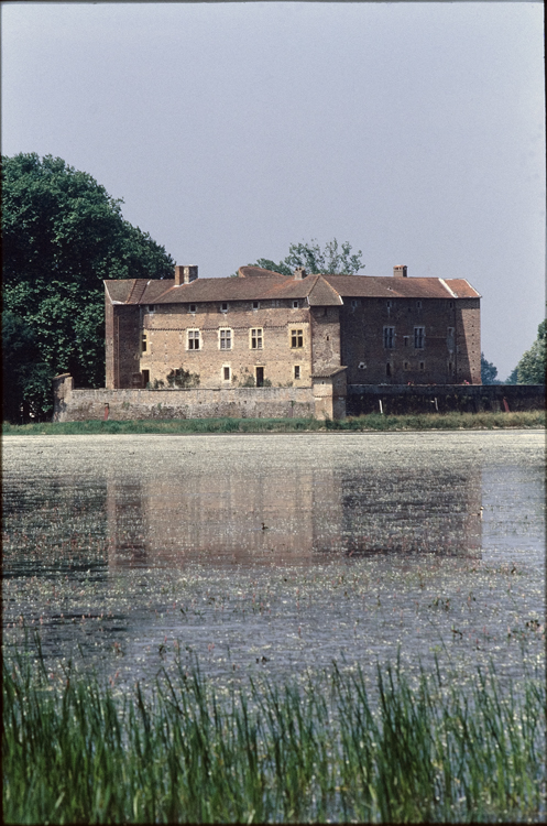 Vue d’ensemble du château depuis la pièce d’eau