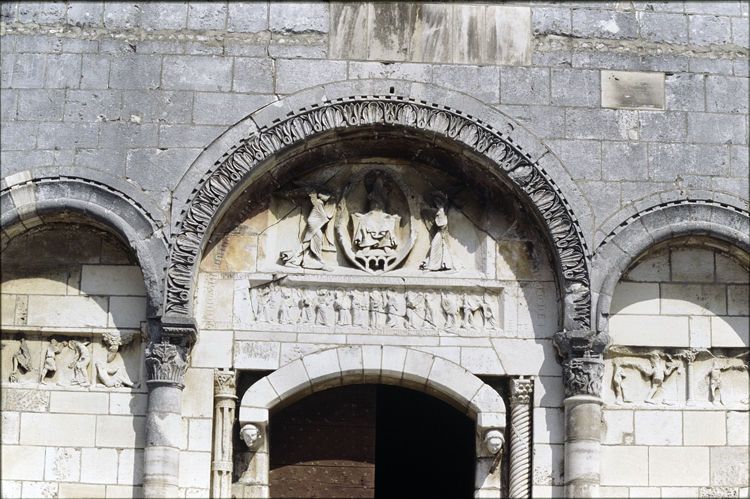 Chapelle : vue d’ensemble du tympan sculpté