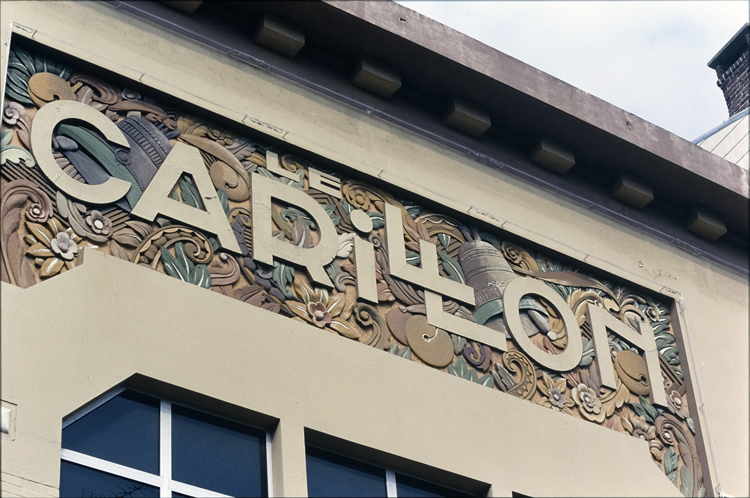 Bas-relief Art déco portant le nom du cinéma