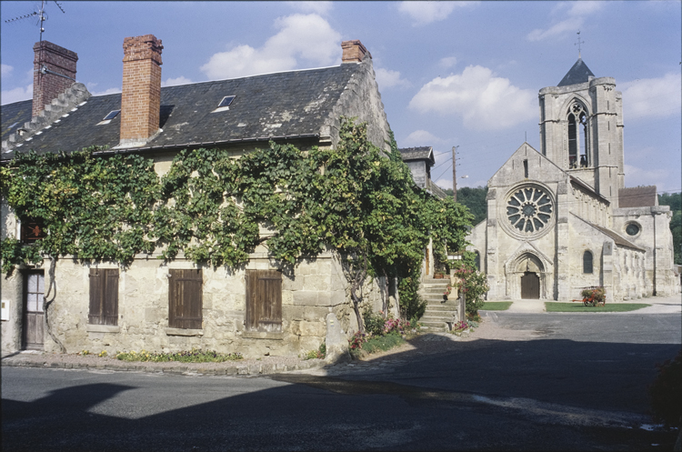 Vue d’ensemble ; Église à l’arrière-plan