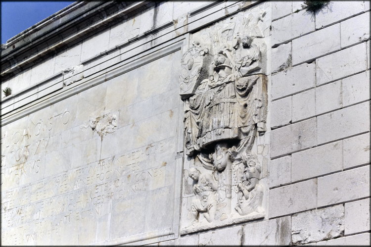 Haut-relief représentant un couple de barbares enchaînés