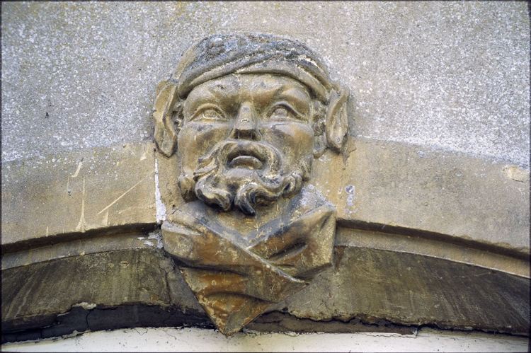 Mascaron de façade, côté parc