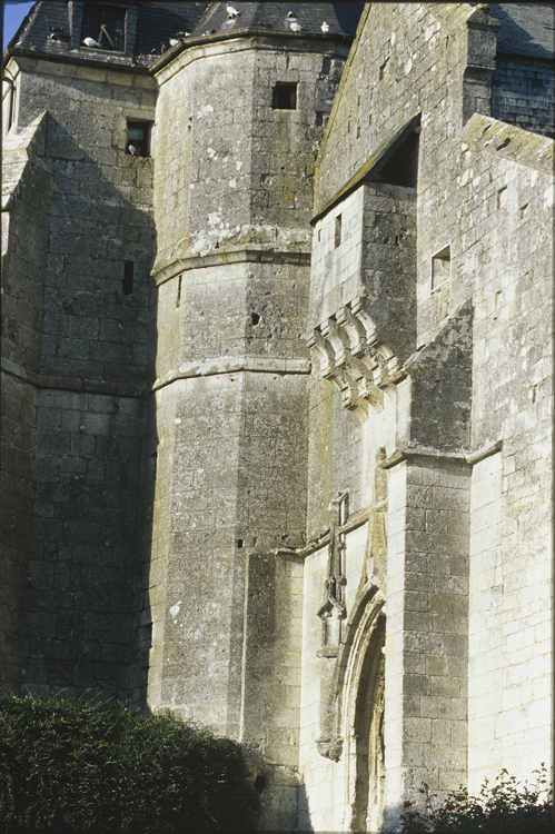 Porte surmontée de mâchicoulis