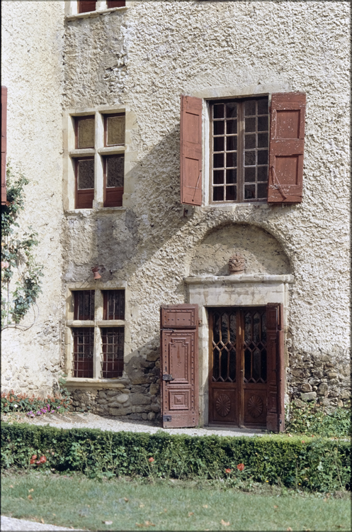 Porte d’accès et fenêtres à meneaux