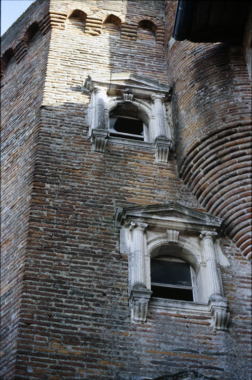 Fenêtres à fronton triangulaire et départ d’échauguette