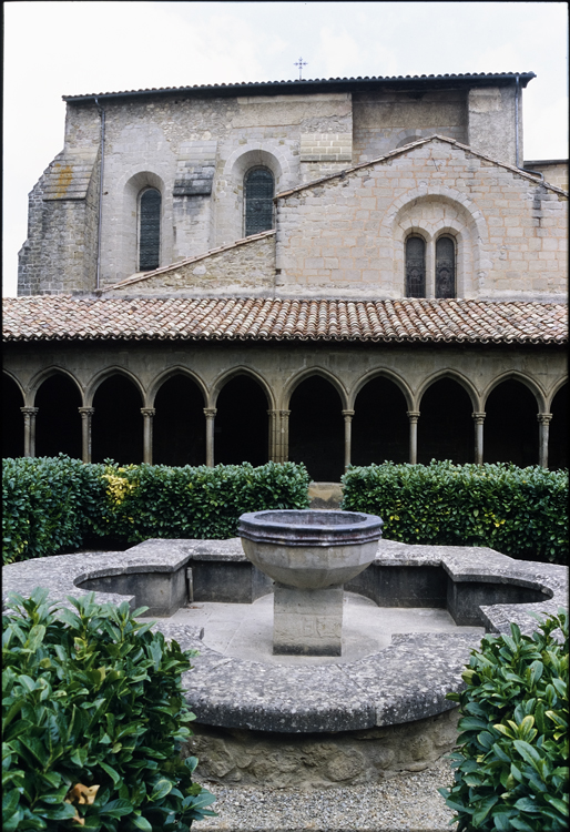 Fontaine dans le jardin du cloître