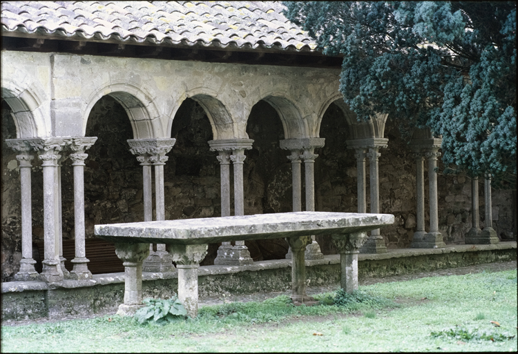 Table dans le jardin du cloître