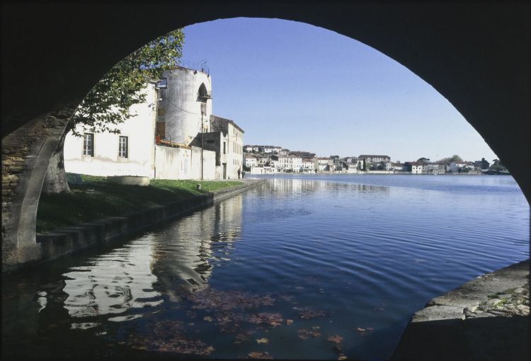 Canal du Midi : maisons vues par en-dessous du pont